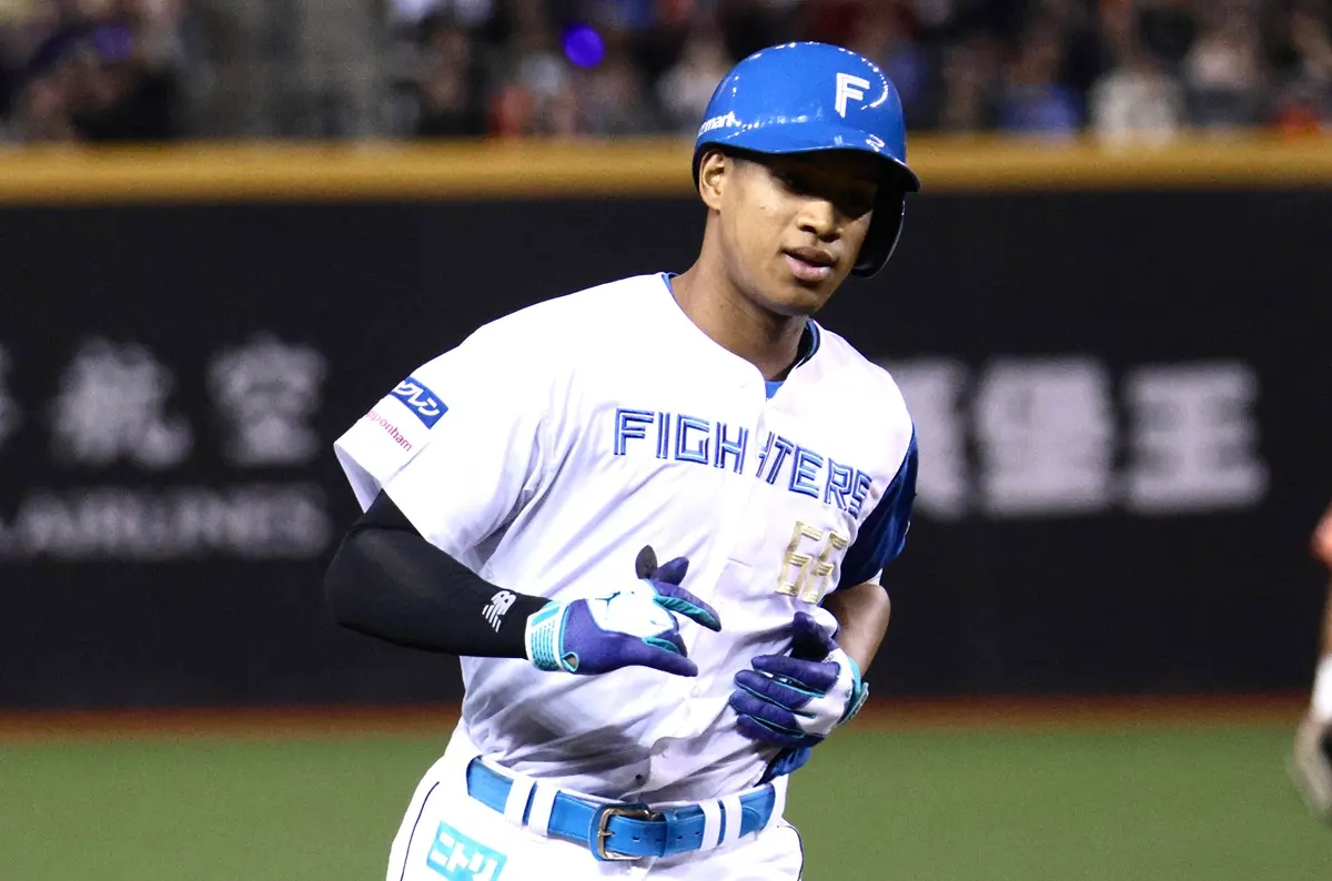 ▲北海道日本火腿鬥士隊2025臺灣交流試合今（1）日登場，火腿隊明星外野「委員長」万波中正在第四局鎖定統一中繼投手姚杰宏的失投球，一棒將球送向左外野看台，形成一支兩分砲，幫助火腿隊先馳得點，取得2：0領先。（圖／朱永強攝）