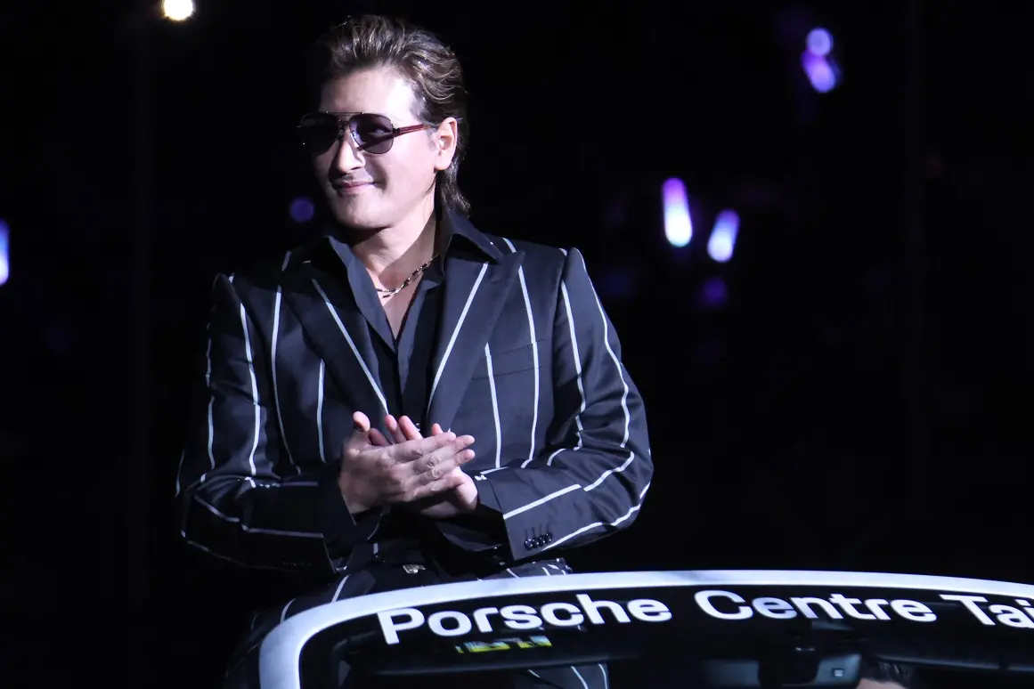 ▲火腿監督新庄剛志在台日交流賽賽前，「身穿西裝、開敞篷車」進大巨蛋，引發現場球迷暴動。（圖／記者朱永強攝，2025.03.01）