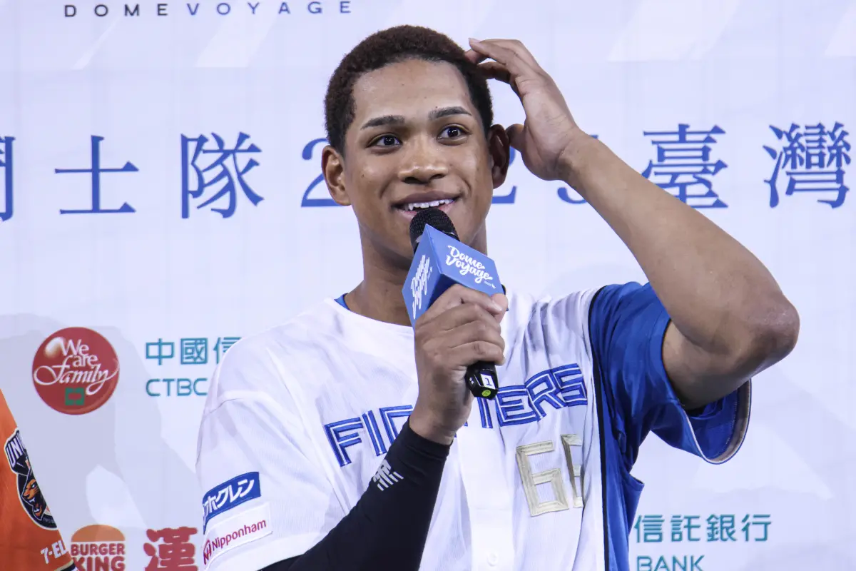 ▲万波中正賽後站上英雄訪問台，大秀中文，並感謝球迷進場支持。（圖／記者朱永強攝，2025.03.01）