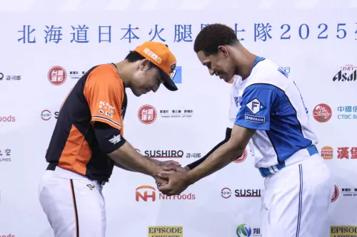 ▲万波中正（右）與林安可（左）一同站上英雄台。（圖／記者朱永強攝，2025.03.01）