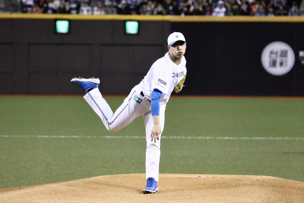 ▲北海道日本火腿鬥士隊孫易磊把握在台灣投球的機會，享受在台式應援中投球。（圖／記者朱永強攝，2025.03.01）