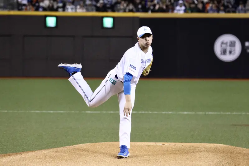 ▲北海道日本火腿鬥士隊孫易磊把握在台灣投球的機會，享受在台式應援中投球。（圖／記者朱永強攝，2025.03.01）