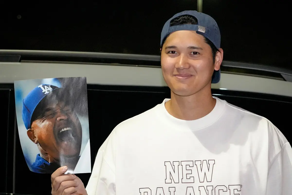 ▲洛杉磯道奇隊（Los Angeles Dodgers） 總教練Dave Roberts終於成功對大谷翔平展開「復仇」！他在對方的車內塞滿了玩具球，報復對方之前用迷你版保時捷來整他。大谷翔平在看到滿車的玩具球後，只回了兩個字「現在平手！（Now tied）」。（圖／洛杉磯道奇隊X）