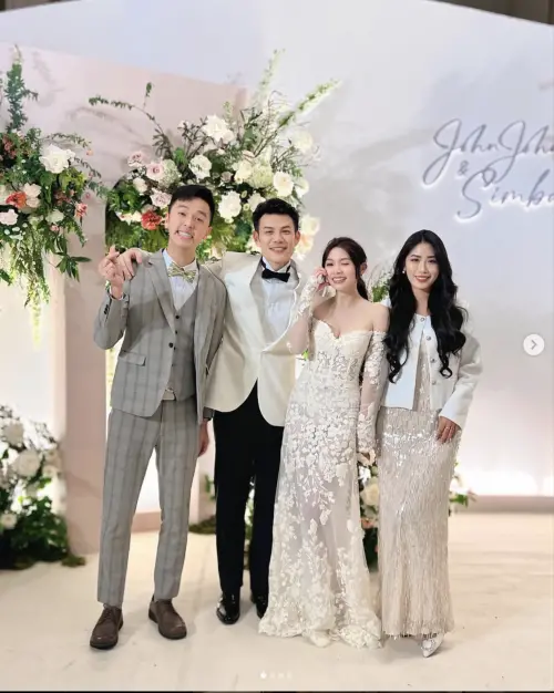 ▲香蕉（左1）和老婆Timmy（右1）參加陳志強（左2）、曾智希（右2）婚禮時穿著太過亮眼，因發網友熱議。（圖／香蕉IG）