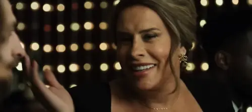 ▲《璀璨女人夢》席捲全球影展，以奧斯卡13項提名打破紀錄。4位影后共同締造歷史，本片因演員柔伊莎達娜飾演的律師意外捲入毒梟的跨性別轉變計畫，讓4位女主重新定義性別，成為年度最受矚目的電影！（圖／翻攝自catch play MOVIES Youtube）