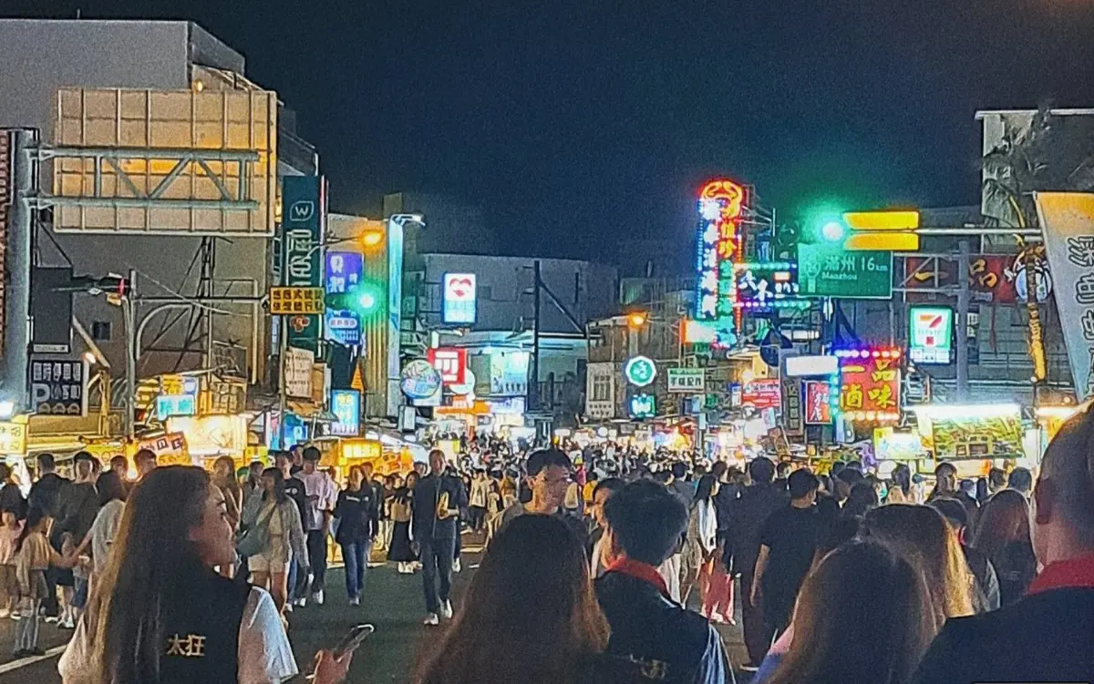 ▲墾丁大街在228連假出現滿滿遊客擠滿街道，在地店家都稱非常熱鬧，復活景象讓不少民眾驚呼。（圖/臉書＠恆春陳海鮮餐廳）