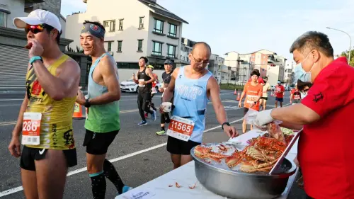 ▲台南古都馬拉松2025今早開跑，出現跑者邊跑邊吃龍蝦的超狂畫面。（圖／台南市政府提供）