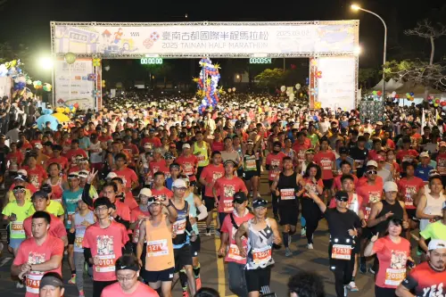 ▲台南古都馬拉松今(2)早於永華市政中心熱血起跑。(圖/台南市政府提供) ▲台南古都馬拉松今(2)早於永華市政中心熱血起跑。(圖/台南市政府提供)