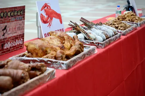 台灣馬拉松補給站擺出大龍蝦！震撼香港人：還跑得動嗎　萬人笑瘋
