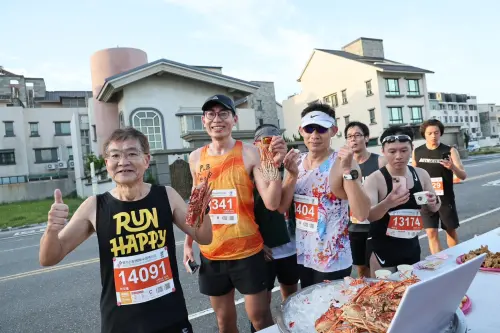 ▲跑者開心與龍蝦合影,忍不住拍下「超狂補給」的畫面相當有趣。(圖/台南市政府提供) ▲跑者開心與龍蝦合影,忍不住拍下「超狂補給」的畫面相當有趣。(圖/台南市政府提供)