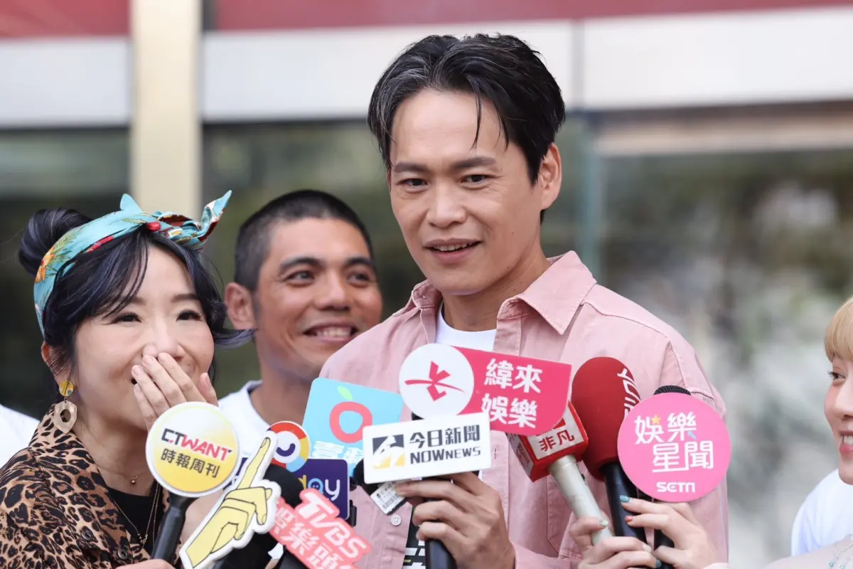 ▲黃鐙輝（中）在全新軍旅實境節目《九條好漢在一班》中擔任魔鬼班長，過程完全比照真實軍旅體制，鑑測、打靶樣樣來之外，到了「500障礙」項目時潘君侖竟跑到大吐特吐，阿夫則是「乳酸堆積」到下半身癱軟，躺地20分鐘動彈不得。（圖／記者李政龍攝影）