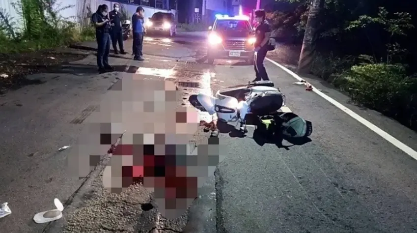 ▲外籍阮姓女子騎機車，後座載著外籍金姓男友，男友持刀攻擊女友頸部，接著自殘，兩人均倒臥血泊中。（圖／翻攝畫面）