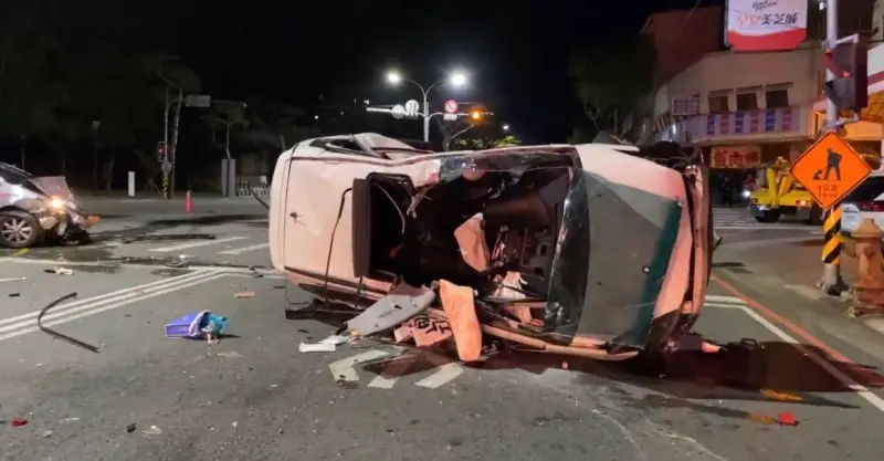 ▲豐原區發生一起死亡車禍，疑似因閃紅燈未停釀禍，35歲男遭側撞翻車慘死路口。（圖／翻攝畫面）