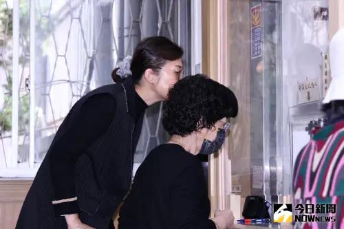 ▲柯文哲妻子陳珮琪、妹妹柯美蘭現身北所。（圖／記者朱永強攝，2025.03.02）