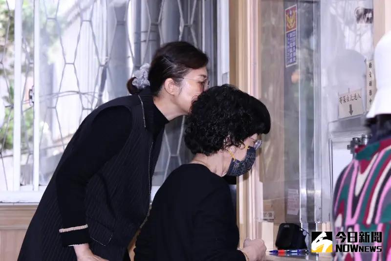 ▲柯文哲妻子陳珮琪、妹妹柯美蘭現身北所。（圖／記者朱永強攝，2025.03.02）