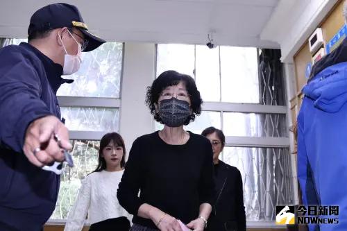 ▲柯文哲妻子陳珮琪、妹妹柯美蘭現身北所。（圖／記者朱永強攝，2025.03.02）