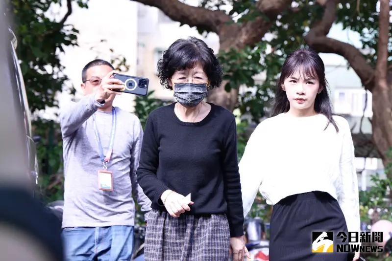 ▲柯文哲妻子陳珮琪、妹妹柯美蘭現身北所。（圖／記者朱永強攝，2025.03.02）