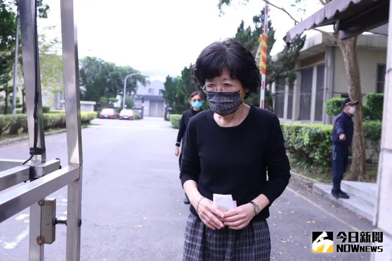 ▲柯文哲妻子陳珮琪低調步出北所。（圖／記者朱永強攝，2025.03.02）