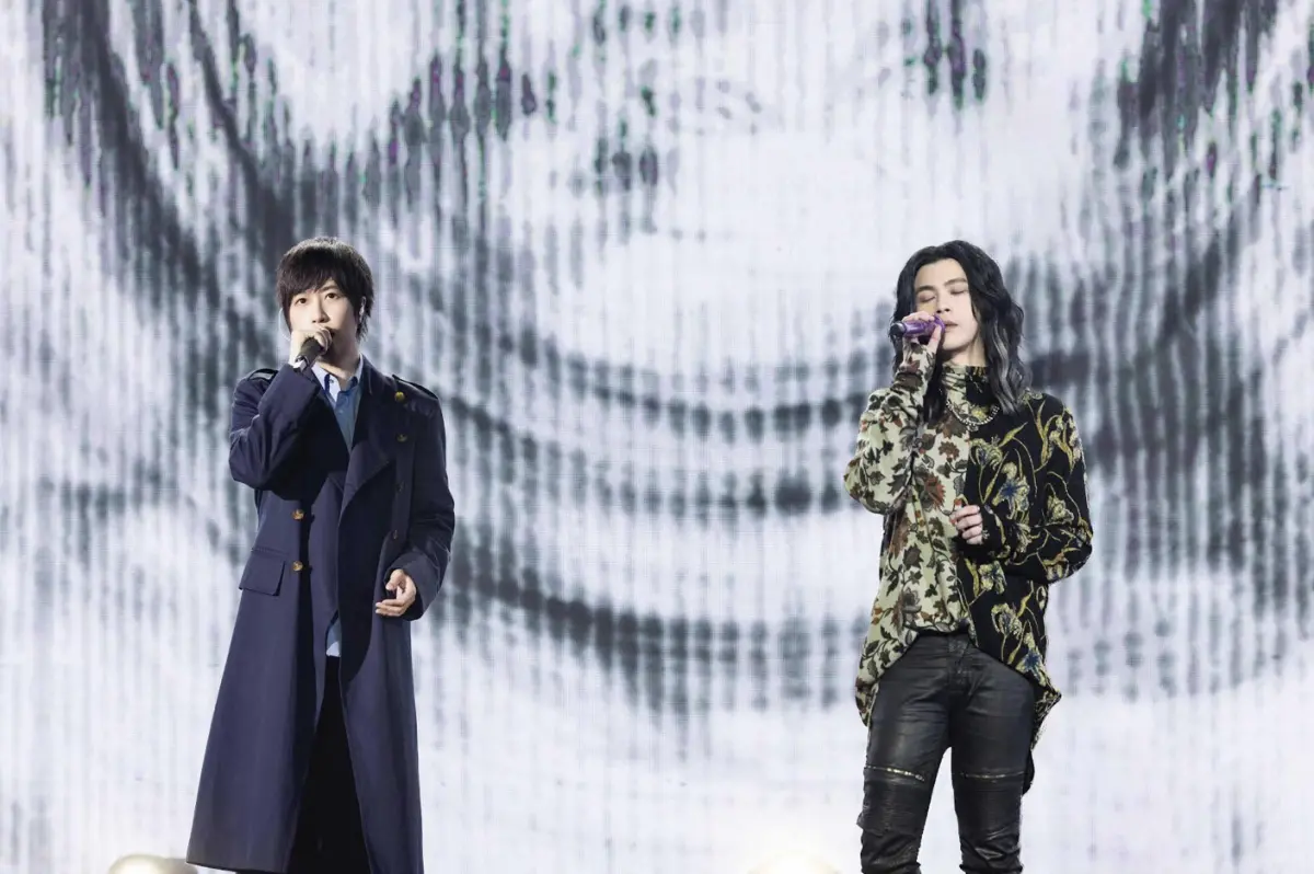 ▲麋先生〈馬戲團運動CircUs〉演唱會昨（1）日在高雄巨蛋熱力開唱，五月天主唱阿信（左）義氣站台，無預警獻上天大驚喜，合體帶來全新歌曲〈偶像〉，並喊話麋先生儘早征服大巨蛋。（圖／相信音樂提供）