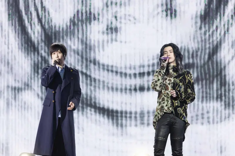 ▲麋先生〈馬戲團運動CircUs〉演唱會昨（1）日在高雄巨蛋熱力開唱，五月天主唱阿信（左）義氣站台，無預警獻上天大驚喜，合體帶來全新歌曲〈偶像〉，並喊話麋先生儘早征服大巨蛋。（圖／相信音樂提供）