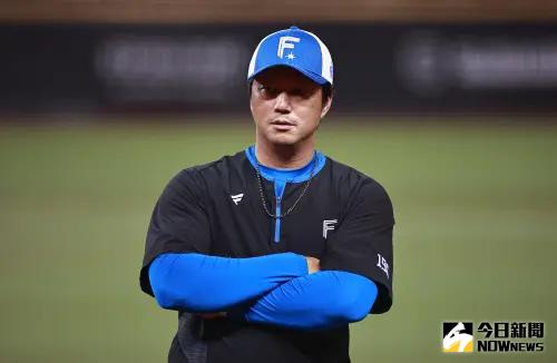 ▲曾任北海道火腿鬥士隊打擊客座教練的高國輝,在台灣交流賽也穿上火腿隊的制服。(圖/記者葉政勳攝 , 2025.03.02) ▲曾任北海道火腿鬥士隊打擊客座教練的高國輝,在台灣交流賽也穿上火腿隊的制服。(圖/記者葉政勳攝 , 2025.03.02)