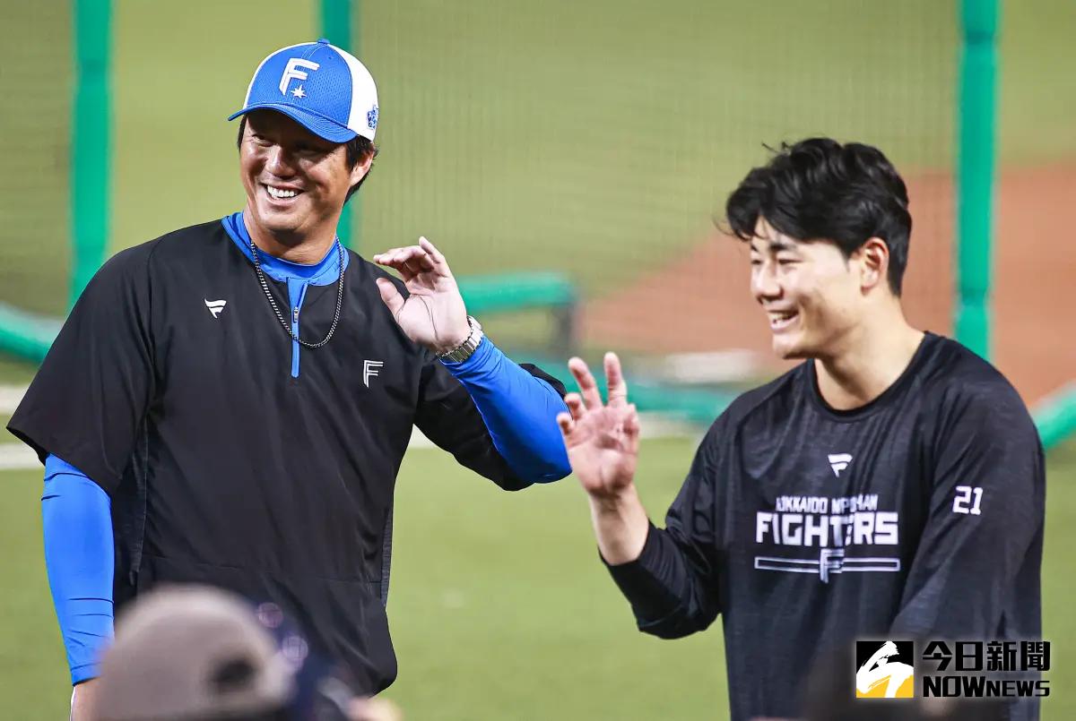 ▲曾任北海道火腿鬥士隊打擊客座教練的高國輝（左），在台灣交流賽也穿上火腿隊的制服，與曾經交流過的清宮幸太郎（右）接受媒體訪問。（圖／記者葉政勳攝 , 2025.03.02）