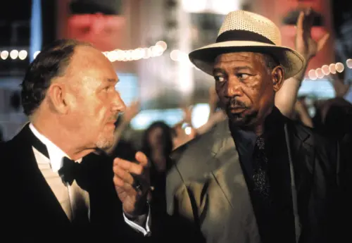 ▲金哈克曼（左）生前曾與摩根費里曼合演《懸疑對戰》，傳摩根費里曼將在奧斯卡頒獎典禮上代表好萊塢緬懷他、向他致敬。（圖／摘自IMDb）