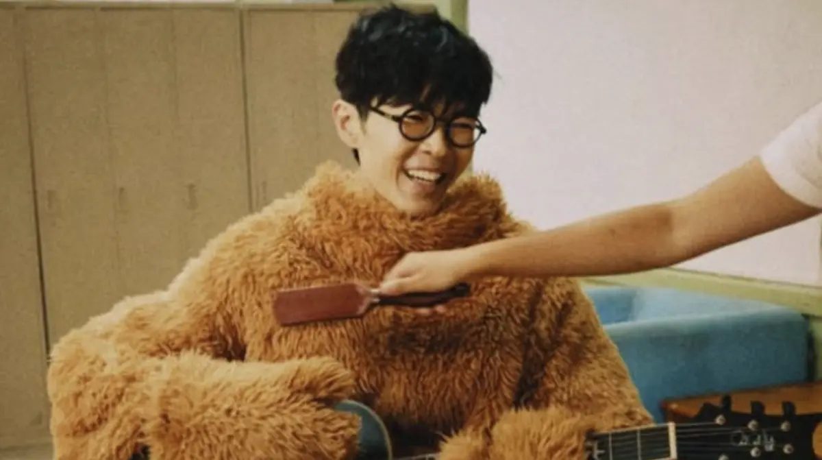 ▲方大同（如圖）上月21日清晨因病離世，享年41歲，昨（1）日告別式落幕，他生前在病房內錄音，並把止痛藥的說明書摺成千紙鶴，為世界留下最浪漫的告別，而最後模樣則是去年10月在上海露面被粉絲偶遇。（圖／翻攝自方大同IG）