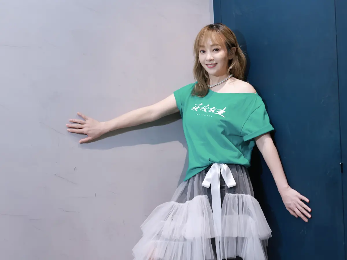 ▲季芹對於孩子們要求一定要有理財觀念，曾經只給兒子90元餐費，不讓他浪費，結果兒子為了買飲料、沒錢買早餐而餓肚子。（圖／興揚電影提供）