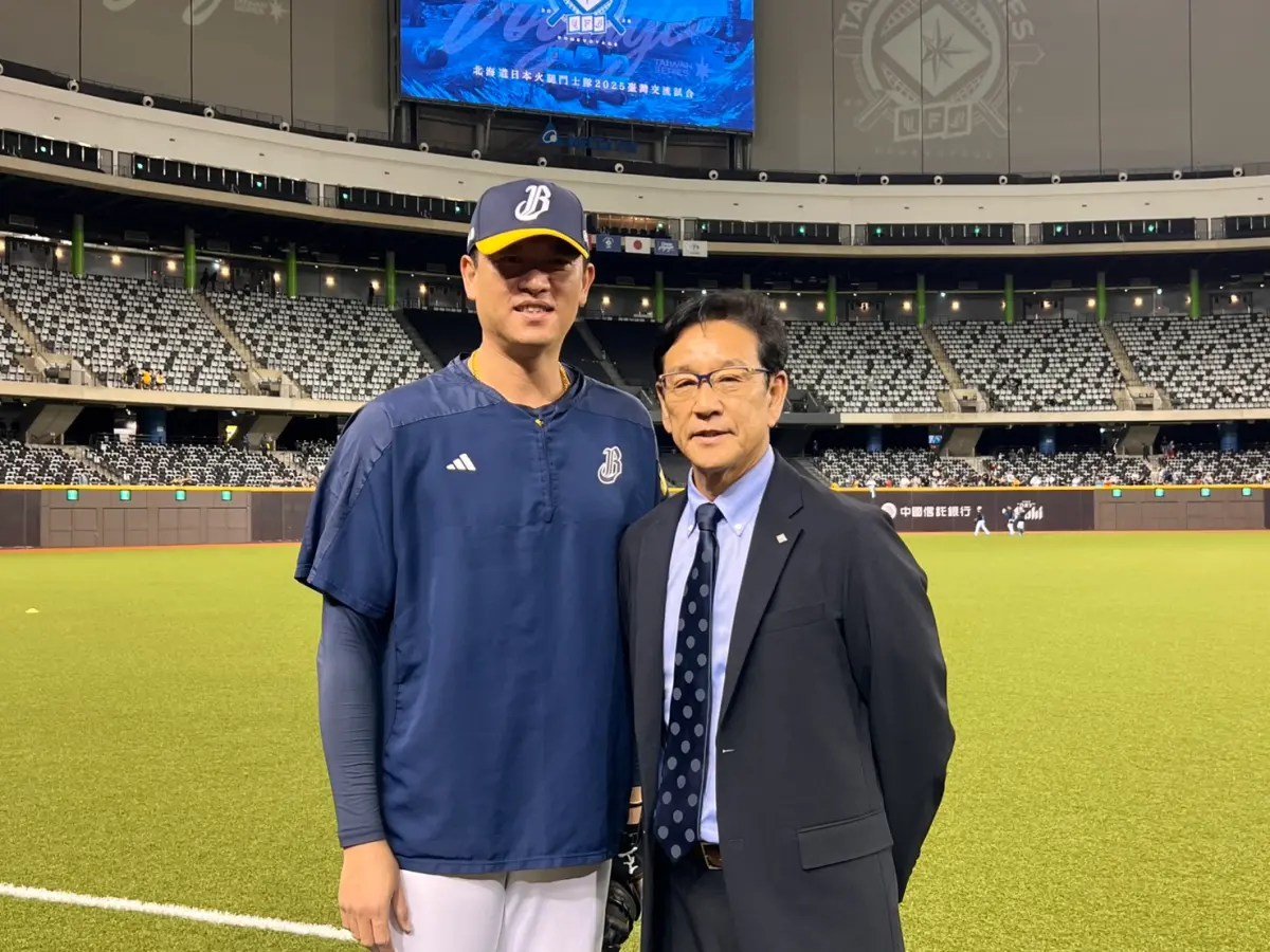 ▲賽前日本火腿CBO栗山英樹特別和兄弟教練、台灣前旅美名將王建民見面，前者稱讚「建仔」是了不起的投手。（圖／中華棒協提供）