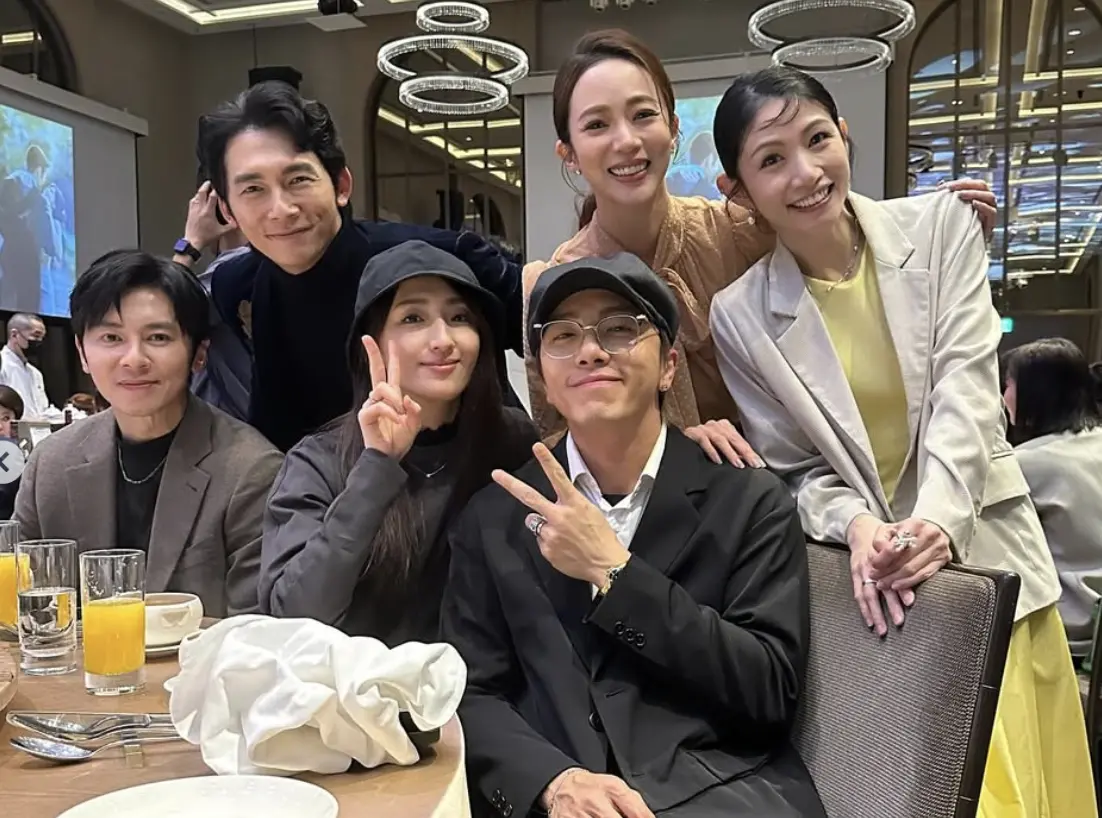 ▲柯佳嬿（前排左2）和坤達（前排左3）低調出席陳志強和曾智希的婚禮，兩人低調的「有禮貌穿搭」被粉絲說太用心。（圖／翻攝自高宇蓁IG）