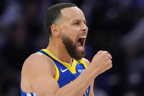 金州勇士對決費城76人,Jimmy Butler這一場因背部傷勢缺席,Stephen Curry雖然這一場狂砍29分,但是76人今晚全隊投進19顆三分球,Quentin Grimes轟下44分,讓他們陷入苦戰,雖然末節一度追平,不過球隊終場仍以119:126輸球,終止5連勝。 ▲金州勇士對決費城76人,Jimmy Butler這一場因背部傷勢缺席,Stephen Curry雖然這一場狂砍29分,但是76人今晚全隊投進19顆三分球,Quentin Grimes轟下44分,讓他們陷入苦戰,雖然末節一度追平,不過球隊終場仍以119:126輸球,終止5連勝。(圖/美聯社/達志影像)