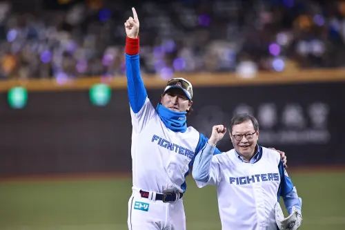 ▲今天賽前開球儀式，賽會邀請中國信託商業銀行副總經理詹庭禎擔任開球嘉賓，平野惠一擔任捕手，新庄剛志則擔任打者。只見詹庭禎將球投出後，新庄直接將球接住，並衝上前將球交給前者，畫面相當有趣。（圖／記者葉政勳攝）