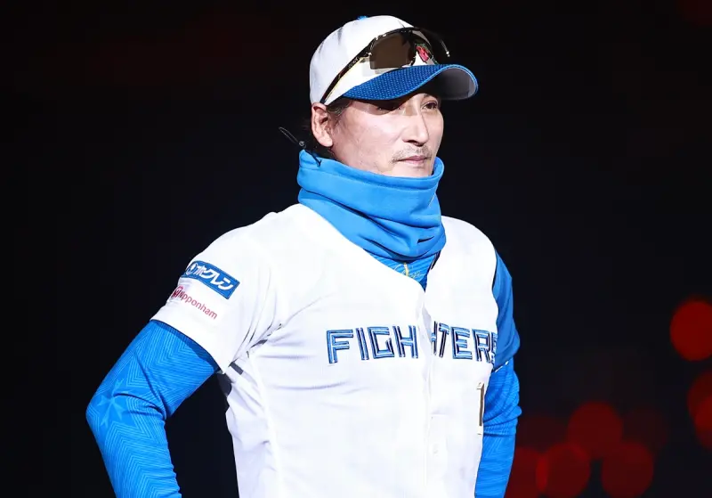 ▲火腿交流賽第二場比賽由中信兄弟對決北海道日本火腿鬥士。賽前開球儀式，日本火腿監督「Big Boss」新庄剛志又出招，直接將球給接住，場面逗趣。（圖／記者葉政勳攝）