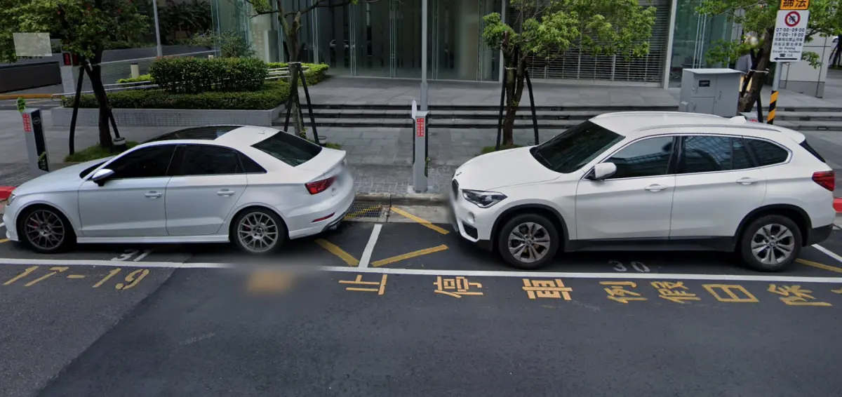 ▲台北市內不少精華地段的停車格，已從傳統的人工開單改採智慧停車柱計時。（圖／翻攝GoogleMaps）
