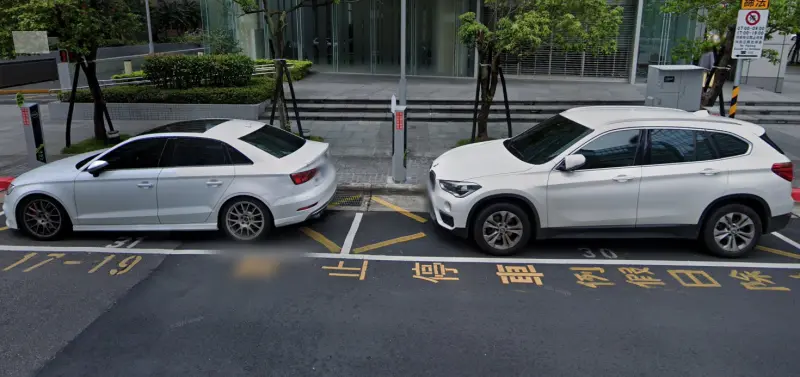 ▲台北市內不少精華地段的停車格，已從傳統的人工開單改採智慧停車柱計時。（圖／翻攝GoogleMaps）