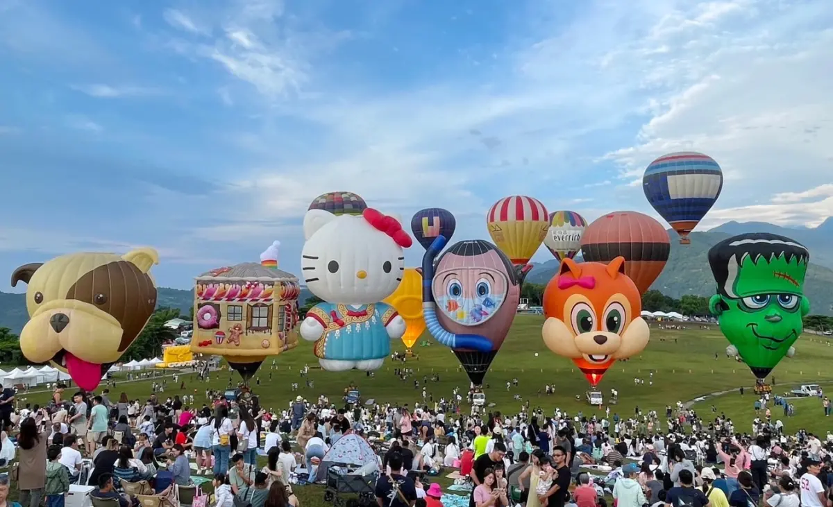 ▲2025台灣國際熱氣球嘉年華7月5日至8月21日在台東鹿野高台登場，萬球齊飛、無人機X煙火、8場光雕音樂會場次、時間、地點一次整理。3月30日無人機揭曉「今年熱氣球最強IP」。（圖／翻攝自臺灣國際熱氣球嘉年華FB）