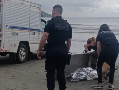 ▲遺體已被現場人員覆蓋準備搬移，狗狗仍跟了上去，想陪伴主人走完最後一程。（圖／翻攝IG@deolhobc）