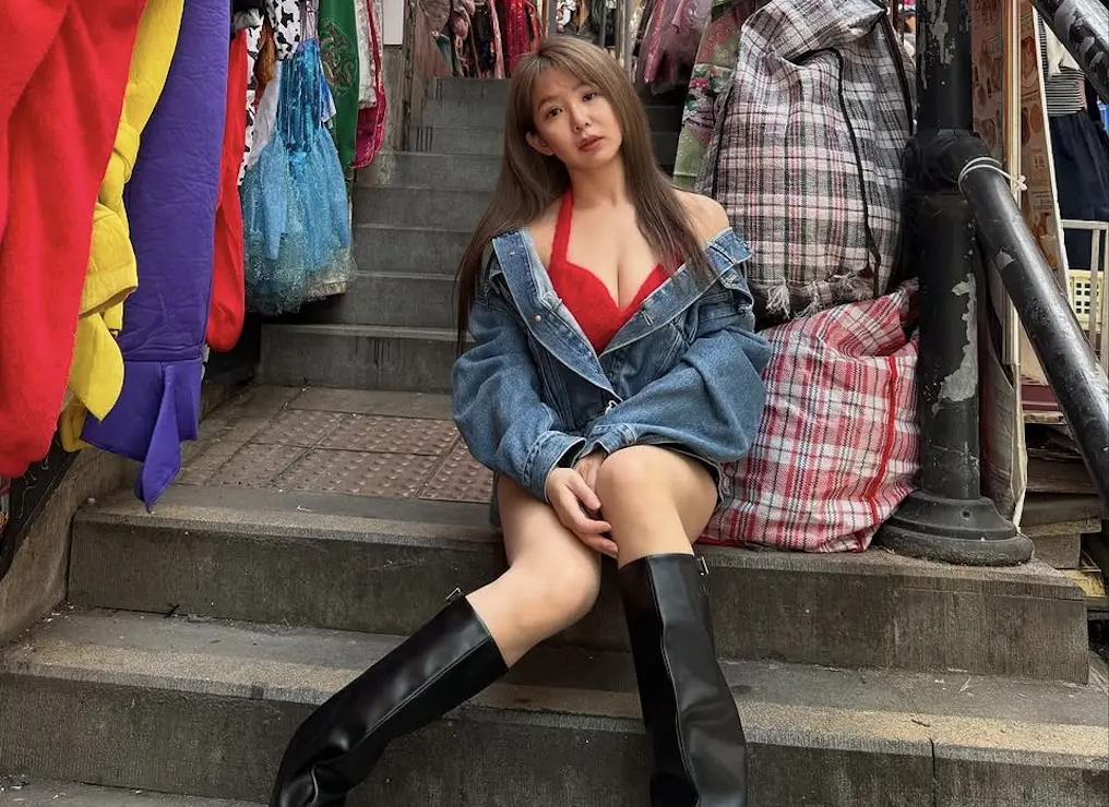 ▲郭書瑤遊香港，穿上紅色內衣與丹寧外套、皮靴展現1990年代香港式的性感造型，特別說明紅內衣是自己在飛機上織好的，贏得網友讚嘆。（圖／摘自郭書瑤IG）