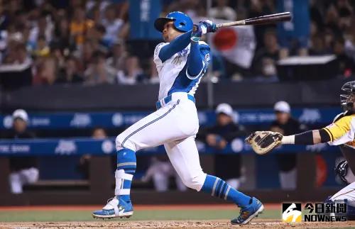 ▲北海道火腿鬥士隊外野手万波中正敲出三分打點全壘打。（圖／記者葉政勳攝 , 2025.03.02）