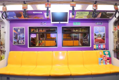 ▲泰國民眾在搭車、打卡拍照，與親朋好友分享台灣美景之餘，更可以掃描QRCODE直接與航空公司或旅行社聯繫。（圖／觀光署提供）