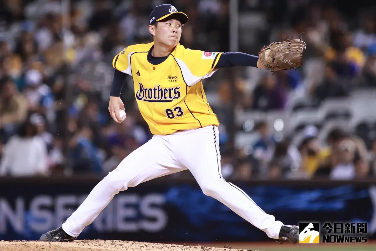 ▲伍立辰開幕戰就獲上場機會，初登板主投1局無失分，直球最快投到147公里，招牌滑球轉速更飆破2700轉，賽後受到球迷稱讚是「官大元接班人」。（圖／記者葉政勳攝）