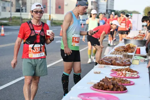 ▲臺南古都國際半程馬拉松賽道沿線提供龍蝦、烤雞、豬腳、蜂蜜滷味、豆花、霜淇淋及現打果汁等多樣特色美食小吃，為跑者補充能量。(圖／南市府提供)