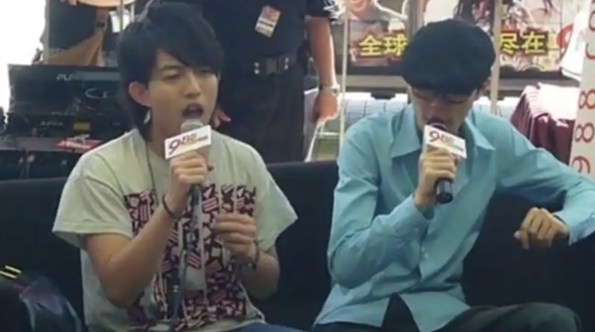 ▲林宥嘉（左）今（2）日發聲哀悼方大同（右），透過IG曬出17年前自己與方大同合唱〈夠不夠〉的片段，林宥嘉這樣唱著，「Every time that you say goodbye.」、「要是錯過，我也無能為力。」（圖／翻攝自YouTube）