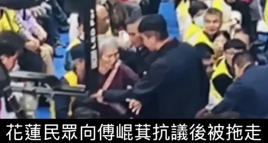 ▲傅崐萁地方舉辦問政說明會過程中，遭一名曾獲師鐸獎退休師葉春蓮狠嗆是「通匪」。（圖／翻攝自貓與邪佞的手指）