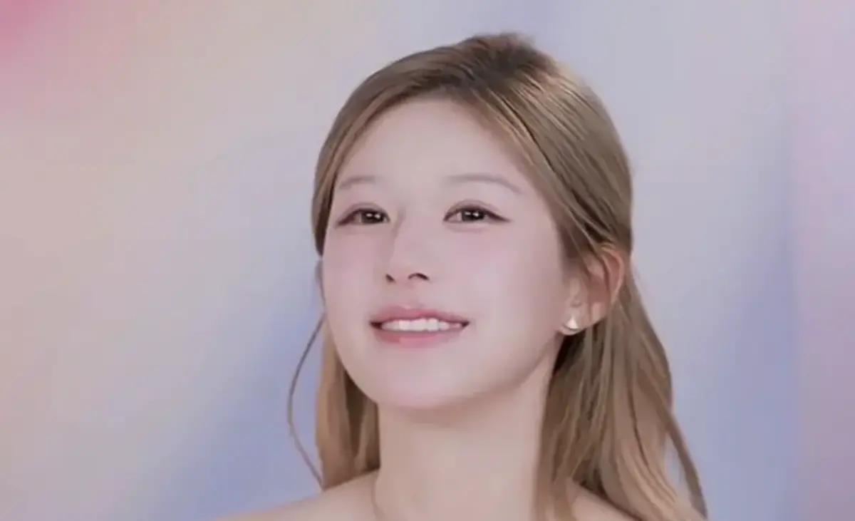 ▲趙露思昨（1）日復工直播間帶貨，看起來狀態相當好，直播最後時一度突然感動落淚。而短短1個小時內，直播湧入300萬人觀看，她所推商品的銷售額更突破2500萬人民幣（約台幣1.1億元）。（圖／翻攝自微博）