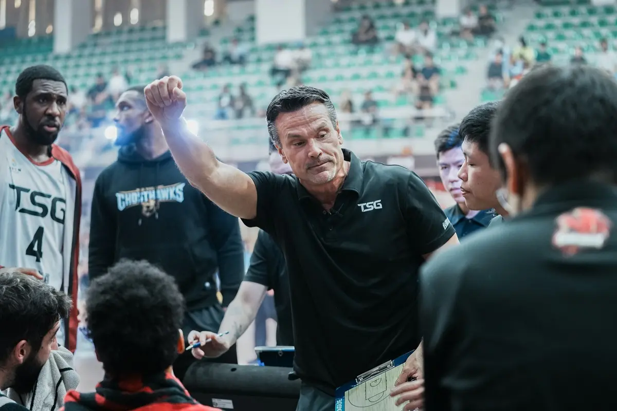 ▲台鋼獵鷹今（2）日作客高雄鋼鐵人，開局雙方互相拉扯，但次節獵鷹隊長翟蒙發威，單節拿下12分，助獵鷹以51：44領先進入下半場。易籃後，獵鷹穩定將比分輸出，雖在末節遇到小亂流，但獵鷹挺住挑戰，終場以92：89帶走勝利，（圖／PLG提供）