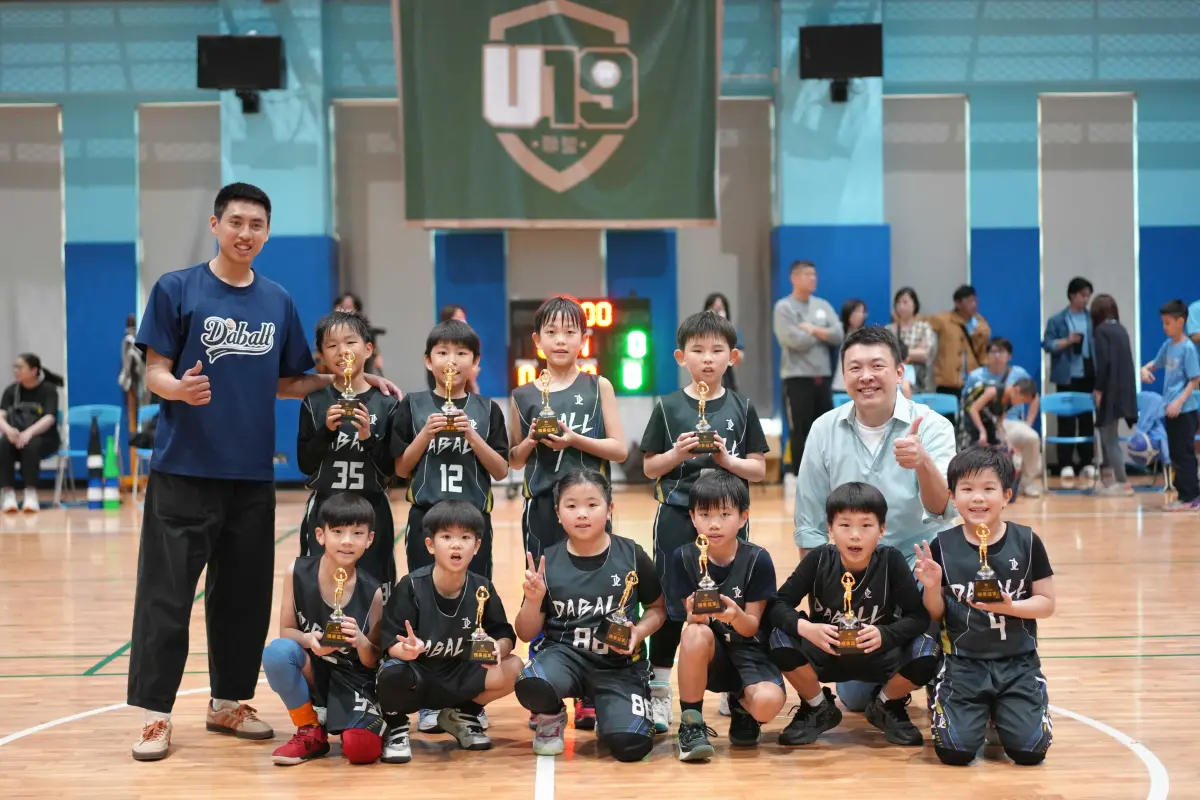 ▲Daball隊奪得U19籃球聯盟U8組冠軍，教練王冠云與球員們開心合影，手握獎盃留下難忘時刻。（圖／福康文教基金會提供）