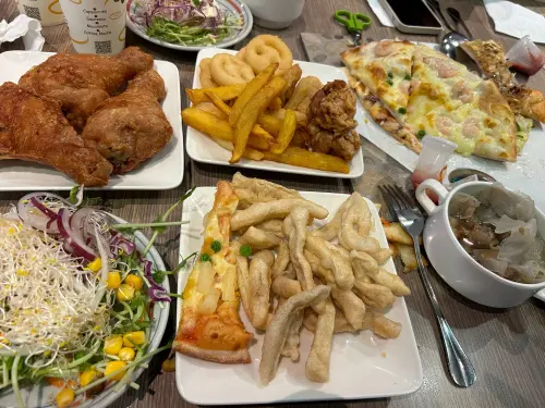 ▲隱身在信義區的義式料理吃到飽，義米蘭Pizza&Pasta最低只要299元就能吃到飽，各種炸物、披薩以及自助吧提供客人享用。（圖/大胃王包肥吃到飽情報分享）