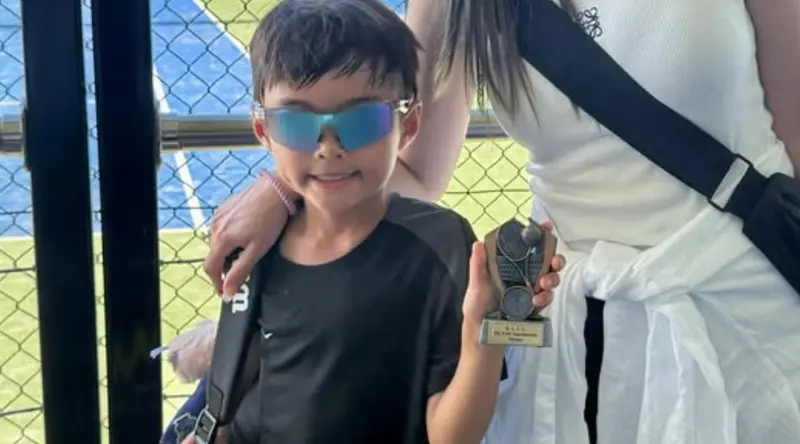 ▲周杰倫兒子Romeo（如圖）已經7歲了，近日他拿了網球比賽冠軍，正面照罕見曝光，靦腆酒窩被讚「超像爸爸」。（圖／昆凌IG）